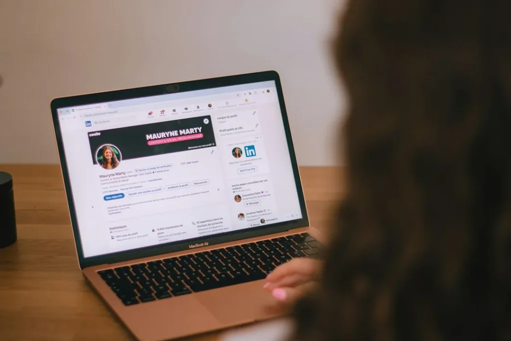 LinkedIn-profil egy laptop képernyőjén