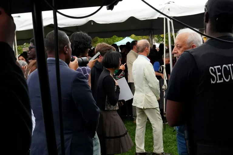 Biztonsági szolgálat munkatársa egy szabadtéri rendezvényen